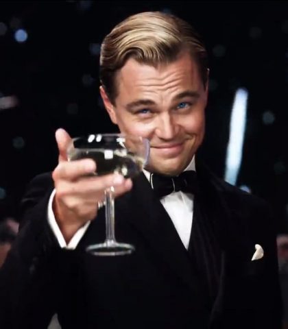 <p>“Qualsiasi cosa lei voglia, deve solo chiedere vecchio mio.”</p><p>Probabilmente il film non è fra i più riusciti, ma le scene sono così iconiche e spettacolari da aver segnato l’immaginario del pubblico. DiCaprio è Gatsby, il misterioso personaggio di F. S. Fitzgerald di cui nessuno sa niente ma che tutti conoscono.</p>