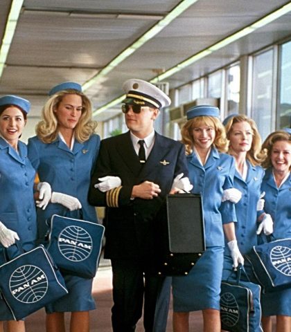 <p>“Le persone sanno solo quello che gli racconti.”</p><p>DiCaprio ha interpretato parecchi ruoli ispirati a personaggi reali e l’incredibile storia di Frank Abagnale Jr è uno di questi. Il film di Steven Spielberg racconta in modo scanzonato le incredibili avventure del giovane falsario capace di rubare milioni di dollari, cambiando di continuo identità. Nel cast anche Christopher Walken, nominato all’Oscar come migliore attore non protagonista, e Tom Hanks, che interpreta il suo antagonista, l’agente dell’FBI Carl Hanratty.</p>