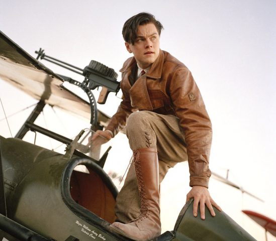 <p>“Non dirmi che non lo posso fare e non dirmi che non può essere fatto.”</p><p>Howard Hughes era un personaggio dalle mille vite: aviatore, imprenditore, regista e produttore sempre alla ricerca del rischio, ma affetto da un grave disturbo ossessivo-compulsivo che DiCaprio ha dichiarato di aver ricreato ispirandosi alle ossessioni che lo opprimevano da piccolo.</p>