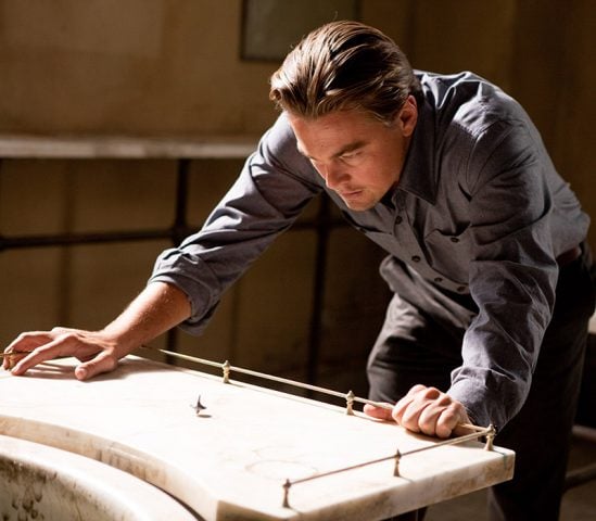 <p>“I sogni sembrano reali finché ci siamo dentro, non ti pare? Solo quando ci svegliamo ci rendiamo conto che c'era qualcosa di strano.”</p><p><b>Christopher Nolan</b> si muove nel mondo dell’inconscio, realizzando una storia complicata e affascinante al tempo stesso. Per spiegare i ruoli dei personaggi all’interno della costruzione dei sogni, Nolan ha fatto un parallelismo con la crew di un film: ci sono gli attori, lo scenografo, il produttore e il regista, interpretato da DiCaprio che ha descritto il suo personaggio come un “drogato di sogni”, un uomo che avrebbe fatto qualsiasi cosa pur di sfuggire alla realtà.</p>