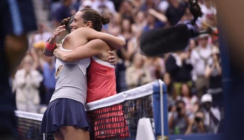 epa04928029 Flavia Pennetta of Italy (R) and Roberta Vinci of Italy (L) talk as they wait for the start of the trophy ceremony after the women's final on the thirteenth day of the 2015 US Open Tennis Championship at the USTA National Tennis Center in Flushing Meadows, New York, USA, 12 September 2015. The US Open runs through 13 September, which is a return to a 14-day schedule. EPA/JOHN G. MABANGLO