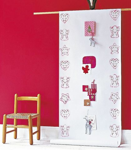 <p> <b>Un pannello racconta la festa</b><br />Un rotolo di carta bianca appeso a un bastone di legno; ai lati, motivi a stencil, al centro, bigliettini d’auguri e decori da appendere. Tieni a portata di mano un pennarello rosso o argento: ogni invitato scriverà una frase o farà un disegno.</p><p> <b>Disegni a stencil:</b><br /> <b>1.</b> Indossa una protezione per naso e bocca e spruzza la colla spray riposizionabile dietro la mascherina da stencil, poi applicala sulla carta da decorare.<br /> <b>2.</b> Con un pennello a tampone colora negli spazi.<br /><b>3.</b> Togli la mascherina.</p>
