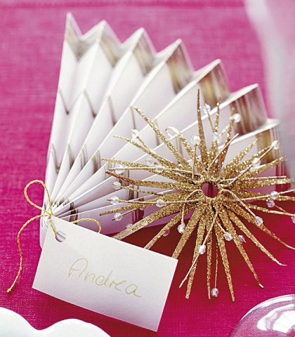 <p> <b>Chiudipacco</b><br />Una stella in filo dorato e perline, un ventaglietto di cartoncino bianco decorato in oro, il biglietto con il nome: ce n’è abbastanza per fare di un semplice pacchetto quasi un’opera d’arte. Inventa così nuove soluzioni sul tema.</p>