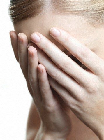<p><b>I sintomi</b></p><p>Singoli episodi di <b>attacchi di panico</b> colpiscono circa il<b> 35-40%</b> della popolazione italiana, configurandosi come <b>disturbo</b> caratterizzato da attacchi ripetuti solo nel <b>5% dei casi</b>. I dati provengono dall'<i>Associazione Liberi dal Panico e dall'Ansia</i> (ALPA) di Roma. Questo vuol dire che circa 10 milioni di Italiani hanno provato almeno una volta nella vita la sensazione di essere "morsi" dal panico.E per circa 500.000 di questi al primo attacco seguirà un altro, e poi un altro ancora.</p><p>"La <b>sintomatologia fisica</b> annessa all'attacco di panico raggiunge l'apice nell'arco di una 15ina di minuti, ed è talmente forte che la persona interessata vive come reale la<b> paura di morire</b> o che accada qualcosa di terribile - precisa la <b>psicologa Carli</b>. Sensazione di <b>mancanza di respiro</b>, apnea, palpitazioni, <b>tachicardia</b>, sudorazione improvvisa sono i sintomi principali, ma anche tremori, sensazioni di svenimento, dolore toracico, oppressione, brividi o vampate)".</p>