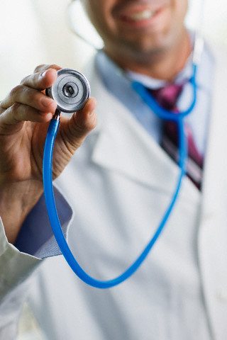 <p><b>Ai sintomi fisici subentra la paura</b></p><p>"La<b> reazione conseguente</b> di chi si è stato vittima di un <b>attacco di panico</b> è quella di rivolgersi al <b>medico</b>, che dopo un'accurata visita escluderà patologie fisiche, per esempio a carico dell'apparato cardiovascolare o respiratorio - continua la dottoressa Carli.</p><p>La persona infatti gode di una <b>buona salute</b>, ma comprensibilmente svilupperà un'altra reazione, questa volta di <b>tipo emotivo</b>, e cioè la costante <b>preoccupazione</b> che l'episodio si ripeta, comportando un grave <b>disagio </b>esistenziale. La sua salute diventerà fonte di pensieri ipocondriaci, le sue attività di routine si limiteranno, i suoi contatti sociali si ridurranno...in una parola, la sua<b> vita</b> sarà frenata fino a cadere nel pericoloso isolamento.</p><p>Si tratta di paure inspiegabili dal punto di vista razionale e verso cui non si avverte alcuna possibilità di <b>controllo.</b></p>