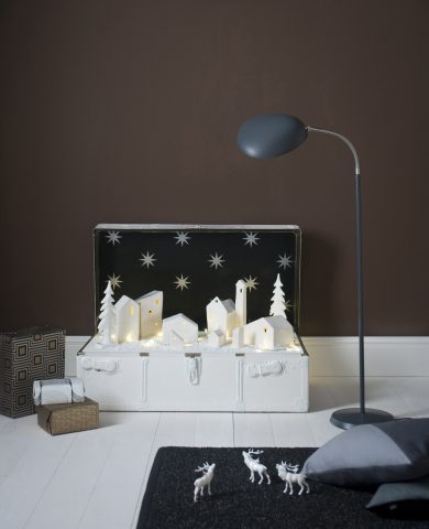 <p><b>PRESEPE NEL BAULE</b></p><p> </p><p>L'<b>idea alternativa</b>? Il presepe nel <b>baule</b>: utilizza una vecchia valigia, da riempire con uno strato di polistirolo. Con lo scotch di carta fissa la stampa di un cielo stellato all'interno del coperchio e ricopri lo strato di polistirolo con del muschio. Puoi utilizzare <b>statuine</b> da acquistare oppure creare tu le figure in das o plastilina. Se ami l'effetto total, utilizza una vernice bianca o blu in modo da creare un originale <b>presepe monocromo</b>.</p>