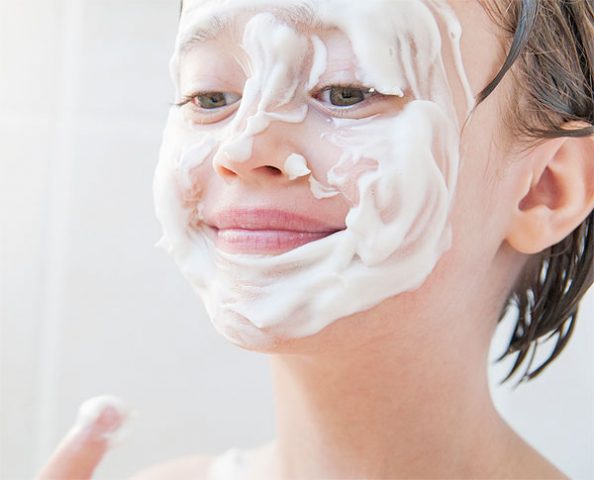 <p>Prima di utilizzare il latte detergente sarebbe bene togliere la maggior parte del trucco con delle salviettine umidificate. A questo punto si può utilizzare il prodotto detergente da eliminare con del cotone. Ultima fase: risciacquare abbondantemente il viso con acqua e un sapone molto delicato.</p>
