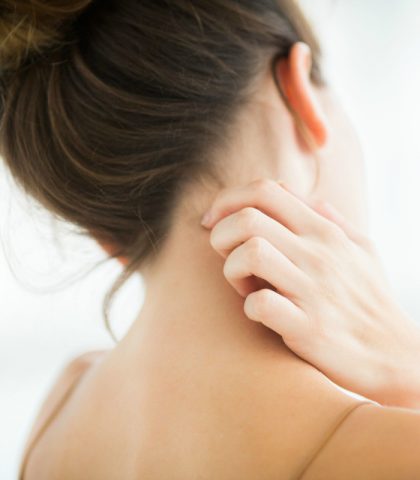 <p><b>Psoriasi, malattia che comporta disagio</b></p><p>«Nelle persone affette da psoriasi sono comuni i <b>disturbi psicologici </b>come stati depressivi e ansiogeni, con una limitazione nelle proprie attività quotidiane: si pensi a chi ne viene colpito in aree cutanee esposte come il viso e le mani o il caso in cui vengono interessate le articolazioni (psoriasi artropatica) - continua l'esperta - inoltre i disagi si manifestano quando i pazienti si devono relazionare con il mondo esterno, perché chi non conosce a fondo questa patologia tende ad additare chi ne è affetto».</p>