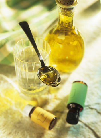 <p><b>Terapia della psoriasi</b></p><p>«Per i<b> casi più gravi</b> di psoriasi abbiamo oggi a disposizione una nuova classe di farmaci molto efficaci: i cosiddetti "f<b>armaci biologici</b>". Sono ottenuti grazie ad avanzate tecniche di bioingegneria molecolare, che agiscono come modulatori selettivi della risposta autoimmine, interferendo sui meccanismi che scatenano il danno cutaneo ed articolare» - spiega la dottoressa Paganini.</p><p>I casi di lieve e media entità sono trattati con pomate e unguenti a base di <b>corticosteroidi e vitamina D</b>, dove i primi hanno l’effetto di combattere l’infiammazione, mentre la seconda serve a riequilibrare la<b> proliferazione cellulare</b> che normalmente risulta accentuata nei soggetti con psoriasi. </p><p>In altri casi, il medico prescrive la fototerapia a base di raggi UVB a banda stretta, oppure con i farmaci immunosoppressori (che controllano il sistema immunitario) come la ciclosporina. Il trattamento di cura della psoriasi spetta sempre e solo al medico specialista in <b>dermatologia.</b></p>