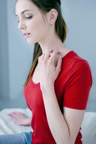 <p><b>Artrite psoriasica, una forma particolare di psoriasi</b></p><p>È presente nel 5-8% dei soggetti affetti da psoriasi, ed è caratterizzata da quadri infiammatori cronici a carico delle articolazioni e dei tessuti periarticolari a cui si possono associare le lesioni cutanee della psoriasi. </p><p>I sintomi sono rappresentati da rigidità, dolore, gonfiore e dolorabilità a livello delle articolazioni e dei tessuti molli circostanti, rigidità mattutina e astenia. </p><p>«Se non diagnosticata né trattata, l'artrite psoriasica può essere una <b>malattia progressivamente invalidante.</b> Fondamentale, anche in questo caso, è la <b>diagnosi tempestiva</b> al fine di prevenirne gli effetti a lungo termine, poiché si stima che la metà dei soggetti affetti abbia già subito gravi <b>danni articolari</b> al momento della prima diagnosi» - raccomanda la dottoressa.</p>