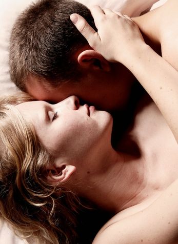 <p><b>CONTATTO CON L'ALTRO</b> </p><p>La <b>pelle</b> costituisce la nostra prima carta d'identità: spesso maltrattata e poco considerata, è una superficie estremamente sensibile e ad alto tasso erotico. Sfiora la sua pelle con le dita e le labbra. Mantieni vivo il <b>contatto</b> con l'altro sperimentando brividi e sensazioni a fior di pelle. La sfida è riuscire a mantenersi vicini... ma non troppo! Non è il momento di cedere alla passione, ma un aperitivo a base di <b>carezze</b>, emozioni sottili, che vi permettano di conoscervi meglio e <b>esplorarvi</b>. Creare un'intimità e una sensazione di <b>vicinanza</b> è la chiave per iniziare a lasciarsi andare.</p>