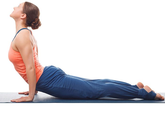 Se Nuoti Lasana Del Cane A Testa In Su Donna Moderna