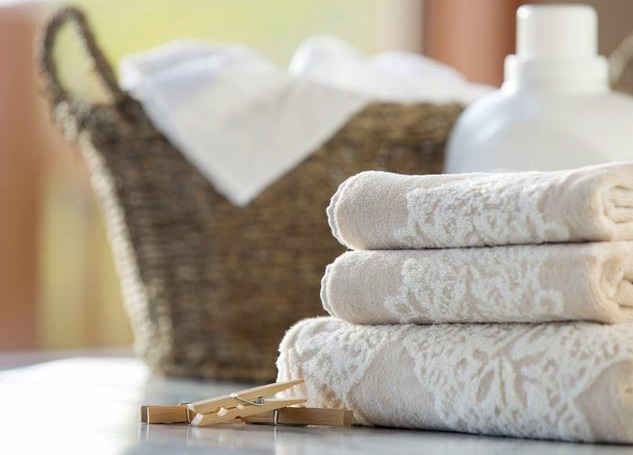 <p><b>COME RITIRARE I VESTITI</b> </p><p>Prima di ritirare i vestiti nell'<b>armadio</b> provvedi a fare il bucato: una volta ben asciutti un ottimo accorgimento da utilizzare è la protezione degli abiti in <b>sacchetti richiudibili</b> in plastica. Il momento dell'anno in cui il clima diventa più mite e tiepido è il più pericoloso per le tarme, che in questo periodo possono deporre centinaia di uova da cui nasceranno le larve. Soprattutto per quanto riguarda gli indumenti in lana è importante il <b>lavaggio delicato </b>e l'inserimento in appositi sacchetti, non solo per allontanare il rischio delle tarme, ma anche per preservare il tessuto. Nei negozi per la casa è possibile trovare buste richiudibili con cerniera oppure sacchi <b>salvaspazio sottovuoto</b> con tappo di sicurezza, utilizzabili con un qualsiasi aspirapolvere.</p>