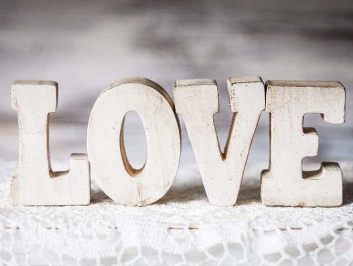 <p>Le <b>scritte d'arredo</b> sono di gran moda? Scegline una romantica, in <b>legno decapato</b>, e sarà l'accessorio shabby chic giusto per regalare alla tua casa l'atmosfera che cerchi.</p>