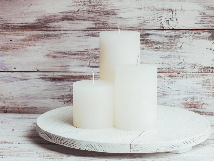 <p>Via libera alle<b> candele</b>, meglio se <b>bianche</b>, da appoggiare magari a un piatto in legno dipinto di bianco per un perfetto effetto shabby chic.</p>