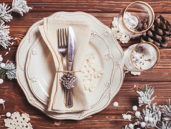 <p>Basta qualche <b>pigna</b> e dei delicati <b>sottobicchieri handmade</b> all'uncinetto a forma di <b>fiocco di neve</b> per ricreare lo stile shabby chic a tavola. Il nostro consiglio? Scegli porcellane smaltate bianche e abbinaci <b>posate vintage</b> o antiche, dall'inconfondibile fascino.</p>