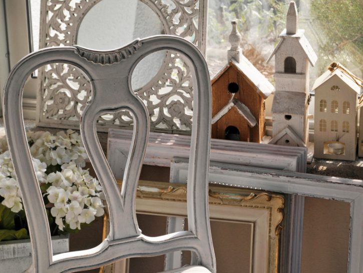 <p>Lo stile <b>shabby chic</b> ama il vintage e tutti gli oggetti con un passato. Fa una visita a un mercatino, o magari fruga un po' nella soffitta della nonna fino a che non avrai trovato il pezzo che fa per te! Via libera a vecchie <b>cornici </b>- anche senza vetro - <b>sedie scompagnate</b> o <b>casette di uccelli</b> inutilizzate, da scegliere sempre nelle tonalità del bianco e dei grigi.</p>