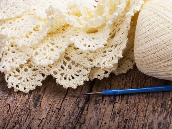 <p>Arriva il freddo, e cosa c'è di più bello che accoccolarsi davanti al fuoco di un camino, o con una tazza di tè caldo in mano, avvolti in una <b>morbida coperta handmade</b>? Perfetta, <b>romantica</b> e in <b>stile shabby</b> quella all'<b>uncinetto</b>. Scegli un filato sottile, morbido e caldo come il <b>cashmere</b>, meglio nei classici bianco, beige e grigio tortora.</p>