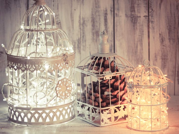 <p>Nella <b>casa shabby chic </b>d'inverno non può mancare la luce, o meglio le <b>lucine</b>! Sì, proprio quelle dell'<b>albero di Natale</b>, rigorosamente bianche, sono perfette per illuminare vasi, oggetti, cornicioni di porte e finestre, corrimani e chi più ne ha più ne metta. Scegli le moderne a <b>LED</b>, che non si scaldano e vanno anche a pile, permettendoti di metterle davvero ovunque.</p>