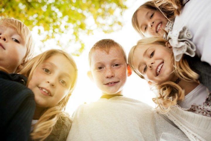 <p><b>OGNI FAMIGLIA È UNICA </b></p><p>Come <b>spiegare</b> a un bambino che l'amore può avere forme diverse? L'esperta risponde: «Ci sono mamme che amano mamme, papà che amano mamme, papà che amano papà e bambini che possono essere<b> felici</b> in ognuna di queste famiglie. Punto. Fare propria questa semplice verità non significa portare via la festa della mamma e del papà, o cancellare la famiglia che potremmo chiamare “classica”/eterosessuale, se seguiamo l'<b>immaginario</b> collettivo vigente. È naturale che le cose cambino. Lo stesso istituto familiare è sempre cambiato nei secoli: è fisiologico per qualunque sistema arrivare a trasformarsi per sopravvivere, accogliendo le nuove necessità storiche, emotive, culturali. Il <a href="https://www.donnamoderna.com/salute/cambiamento" target="_self">cambiamento</a> spaventa, porta con sé delle possibilità altre che non sempre si è capaci di accettare. La ritrosia o <b>resistenza</b> viene spesso cavalcata da chi vorrebbe che tutto restasse immobile, ma è perdere tempo che potremmo dedicare a costruire un mondo più accogliente e gentile. Si urlava contro il <b>divorzio</b> come contro il voto alle donne, ma sono urla che si perdono nel vento: le battaglie fatte in direzione della storia hanno sempre vinto, sta alla maturità di una cultura di ogni singola nazione definirne i tempi. Mi auguro per tutti noi che saremo capaci di vincere questa paura e approfittare del bello presente in ogni <b>diversità</b>, arricchendo il futuro dei nostri bambini invece che renderlo più povero di possibilità».</p>