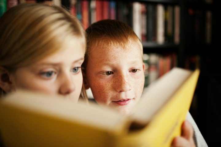 <p><b>A CHI RIVOLGERSI </b></p><p>«Accompagnare ad una cultura diversa è <b>responsabilità </b>di tutti. Come psicologi, si stanno creando molti eventi per dare informazione, creare una cultura serena, capace di rispondere in maniera informata alla paura. Tutto parte da lì. Come Ordine regionale degli Psicologi del Piemonte, di cui sono Consigliera, abbiamo patrocinato eventi di questo tipo, per avvicinare gli adulti al cambiamento in atto, perché possano essere <b>genitori sereni</b>. Non solo, in tutta Italia, con l'Associazione di psicologi Altrapsicologia, abbiamo realizzato e sostenuto eventi informativi proprio perché sappiamo quanto sia difficile e lento il cambiamento» dice Marzia Cikada: «Se pensiamo, appunto, alla rivoluzione che è avvenuta nelle famiglie con il <b>divorzio</b>, a come poteva sentirsi il primo figlio di genitori separati, abbiamo una idea di come nessuna società accetti con facilità il cambiamento. L'intervento tra i genitori parte dall'accoglierne le domande, i dubbi, le paure. Noi in Italia non abbiamo mai avuto una vera <b>educazione sessuale</b>, capace di rendere forti gli adulti davanti ad un argomento naturale e necessario come la sessualità e l'identità sessuale. Invenzioni assurde nate per rallentare il cambiamento, non sono protettive per nessun bambino ma ne saranno ancora inventate. Ho fiducia nella responsabilità che abbiamo noi professionisti per <b>esserci </b>ogni qual volta questo accadrà».</p>