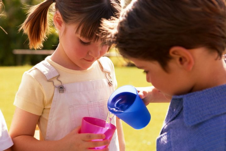 <p><b>IL VALORE DEL GIOCO </b></p><p>I bambini amano i colori e considerano un grande divertimento dipingersi la faccia: possiamo pensare al concetto di <b>maschera</b>, che esiste in ogni popolo. Truccarsi non è solo make up affascinante, bensì il gesto dell'attore, l'atto rituale. In questo senso, forse dovremmo riflettere di più sul fatto di restituire anche alle bambine la possibilità di dipingere il volto per trasformarsi, divertirsi invece che per il <b>lato sexy</b>. Eppure in alcune scuole materne si è generata la paura di bambini costretti a truccarsi <b>da femmina </b>dai programmi scolastici, scena a dire il vero piuttosto inverosimile. «Travestirsi è da sempre uno dei momenti divertenti e insieme di crescita che i bambini vivono giocando, e non solo i bambini. La maschera ha un valore antropologico, magico, personale e si presta a visioni sempre diverse. Permette di sperimentare, giocare ruoli differenti, raccontare storie intime e riscoprire parti di sé ad ogni età. Il <b>trucco</b> per i bambini è una possibilità di scoprirsi e non ha a che fare solo con il rimmel ed il rossetto. Giocare a truccarsi è un'esperienza per tutti, credere di doversi dipingere la faccia da <b>donna grande</b> per essere apprezzata e vista è una violenza. Pensiamo alle bambine che in tanti concorsi di bellezza sono costrette a imitare comportamenti adulti e sexy solo per <b>compiacere</b> gli adulti, mentre magari avrebbero voglia di saltare in qualche pozzanghera».</p>