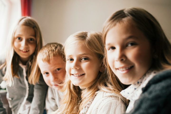 <p class="text-justify"><b>COMUNICARE CON I BAMBINI</b> </p><p class="text-justify">«Viviamo ancora in una cultura dove è difficile parlare di <a href="https://www.donnamoderna.com/salute/sesso" target="_self">sessualità</a> e ancor peggio di intimità, basta vedere la <b>confusione </b>degli adolescenti e quanto per loro sia più facile imparare facendo sesso, con le conseguenze spesso dolorose del caso, che confrontandosi con adulti» riflette l'esperta: «I bambini hanno dei <b>diritti</b> fondamentali e non appare tra questi essere come il genitore lo desidera. Ogni bambino è unico a suo modo ma i bisogni sono universali. Sarebbe bene che naturalmente venisse raccontato ai bambini il <b>mondo com'è</b>. Ricco di possibilità e diversi modi di essere. I bambini non vanno mai sottovalutati, sono aperti e pronti alle sfide se gli permettiamo di crescere serenamente. Non farebbero fatica a fare proprio un mondo di uomini e donne che si amano tra di loro come coppie eterosessuali o omosessuali. La fatica gliela insegniamo con le nostre reticenze e le nostre <b>paure</b>. Il modo per spiegare le cose è sempre lo stesso, dall'inizio alla fine, con <b>parole semplici</b> ed esempi chiari».</p>