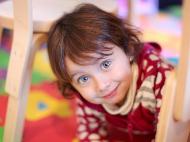 <p class="text-justify"><b>AFFRONTARE LA MASTURBAZIONE</b> </p><p>Una tappa del processo di crescita riguarda la <b>masturbazione</b>, argomento spinoso nel dialogo fra genitori e figli. Marzia Cikada chiarisce: «La <a href="https://www.donnamoderna.com/tag/masturbazione" target="_self">masturbazione</a> infantile esiste e non è un'invenzione degli studi di genere: finora è stata trattata in modo <b>punitivo</b> e facendo leva sul senso di colpa, eppure oggi la scienza sa che si tratta di una fase che ogni persona deve affrontare nel <b>percorso</b> di crescita. Dunque, come comportarsi di fronte a un bambino scoperto mentre tocca il suo corpo? La masturbazione è un fatto. Non verrà insegnata nelle scuole: si accoglierà e spiegherà, nel caso, in quanto la naturale <b>curiosità </b>spinge i bambini a scoprire il corpo, accompagnandolo nel rispetto della crescita. I bambini si toccano, in maniera diversa gli uni dagli altri e con motivazioni diverse, cercando in quel momento la risposta a bisogni differenti ( auto-consolatori, protettivi, etc). Il bambino che si tocca e viene “scoperto” non ha bisogno di colpe e di punizioni, ma eventualmente di regole e di <b>ascolto</b>. Il confine tra il pudore e il bisogno personale viene tracciato dalla cultura familiare del singolo bimbo, è dentro alle<b> relazioni </b>in cui si muove».</p>
