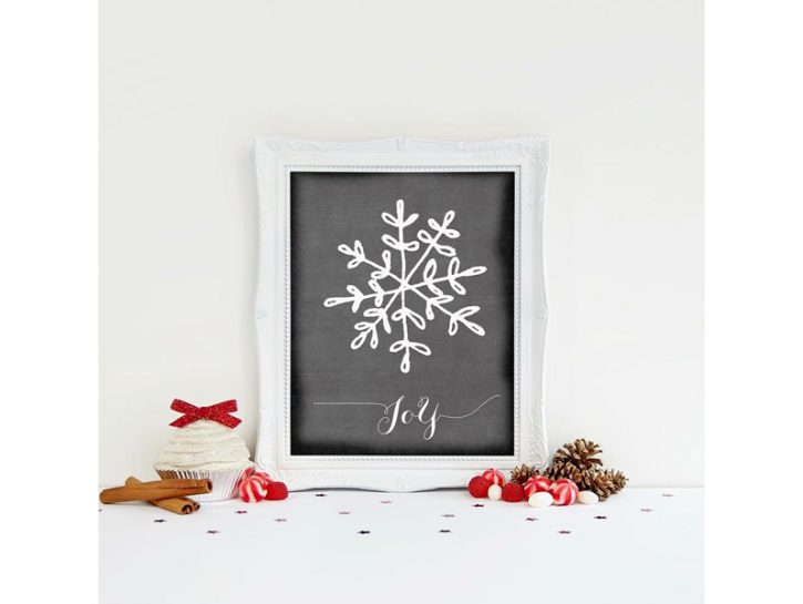 <p>Un'idea d'effetto, facile ed economica per regalare alla tua casa un autentico sapore shabby chic per Natale è decorare mensole, mobili e muri con semplici <b>quadretti</b> bene auguranti. Puoi "sostituire" momentaneamente le foto o le stampe di tutti i giorni.</p>