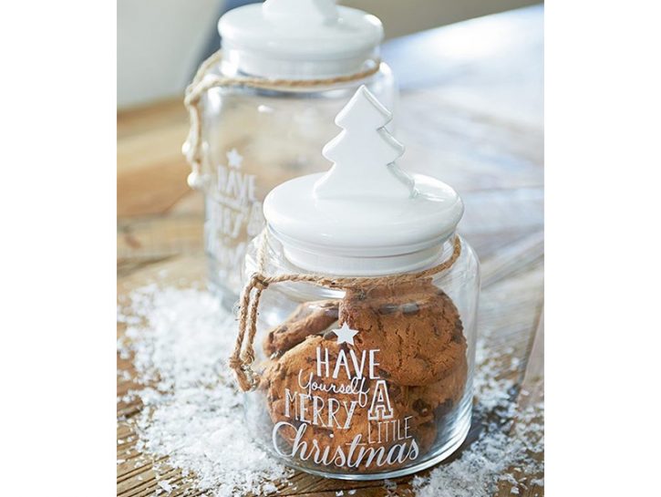 <p>Anche sulla <b>tavola</b> non dimenticare di inserire qualche oggetto e accessorio <b>shabby chic</b>. Ad esempio un <b>barattolo bianco</b> con una scritta calligrafica è perfetto. Aggiungi qualche elemento naturale come un semplice <b>legaccio di corda </b>intorno al bordo e il gioco è fatto.</p>