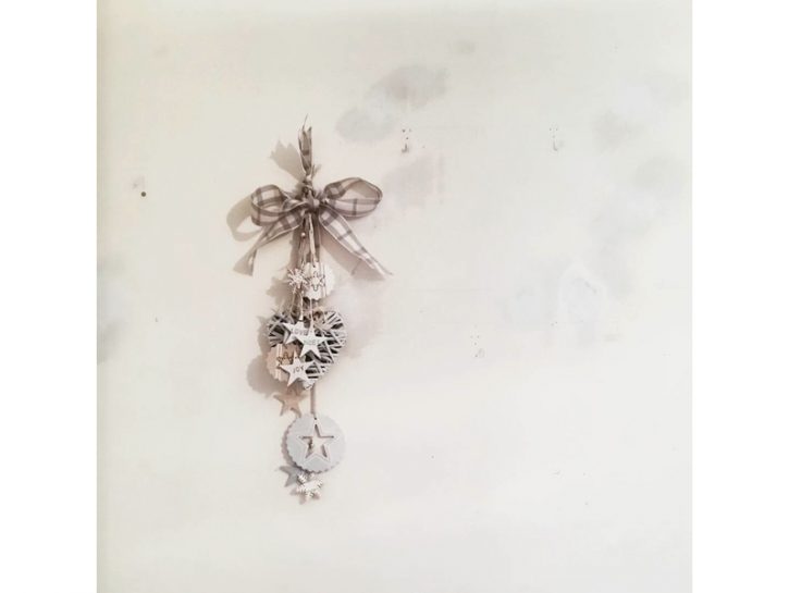 <p>Anche gli <b>addobbi per la casa</b> sono tutti naturali e nelle cromie del <b>bianco</b> e del <b>beige</b> tanto care allo stile <b>shabby chic</b>. Puoi, ad esempio, prendere vari addobbi di legno e di latta - altro materiale tipico di questo stile - e legarli insieme con spago e un bel fiocco in nastro vichy. </p>