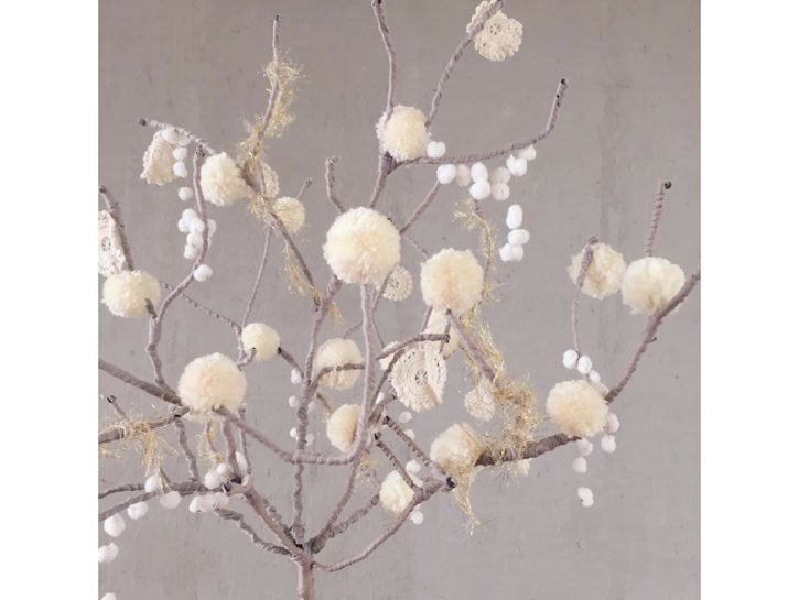<p>Un'alternativa <b>romantica</b> e <b>shabby chic</b> è l'alberello in filo di ferro rivestito in corda. Appendi ai sottili rami palline e <b>ghirlande di cotone</b>, piccoli pompon in lana bianca e delicati decori all'uncinetto: l'effetto è davvero stupefacente!</p>