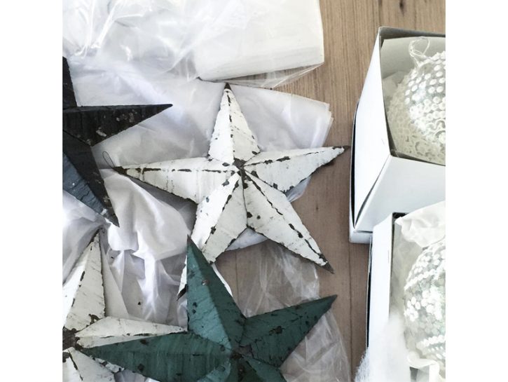 <p>La <b>stella di Natale shabby chic</b> è rigorosamente di latta. Se hai la fortuna di trovarla <b>antica</b> - o anticata - ancora meglio.</p>