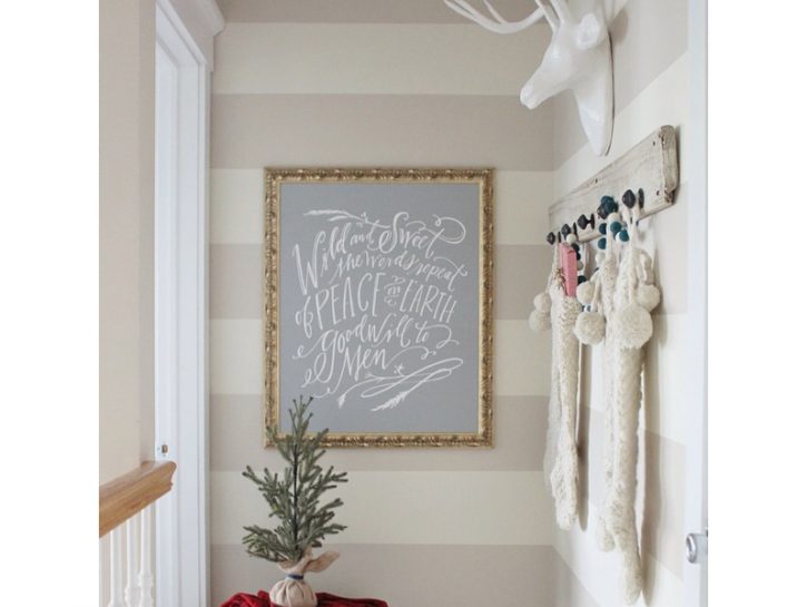 <p>Lo <b>stile shabby chic</b> ama l'<b>handmade</b> e le cose genuine e autentiche. E cosa c'è di meglio di grandi e soffici <b>calze in lana </b>bianca ai <b>ferri</b> da riempire di dolci e regali per creare l'atmosfera? Puoi appenderle al camino o all'attaccapanni e appoggiarle sotto l'albero la sera di Natale. L'effetto è assicurato.</p>
