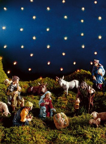 <p><b>SFONDO DI LUCI</b></p><p> </p><p>Scegli un <b>angolo</b>, dove posizionare uno strato di cartone da ricoprire di <b>muschio</b>. Per il fondale usa una carta per impacchettare con tante stelle oppure dipingi un cartoncino utilizzando tempere <b>blu notte e giallo</b> per le stelle. Con quattro aste di legno crea una semplice <b>cornice</b> a cui fissare il cartoncino con qualche chiodino, poi buca il foglio: dietro potrai posizionare qualche lucina in modo da creare l'<b>effetto cielo stellato</b>.</p>