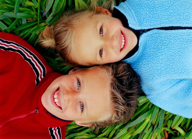 <p><b>LA TEORIA DEL GENDER NON ESISTE</b> </p><p>Di recente un'ondata di <b>panico</b> ha investito i genitori dei bambini che frequentano scuole elementari e materne. Dopo lunghi anni di lotta qualcuno vorrebbe farci credere che il genere, <i>gender</i> in lingua inglese, costituisca un modo per attuare un'educazione discriminatoria invece di essere, quale è, uno strumento per la promozione di una <b>cultura della parità</b>, in cui uomo e donna, bambini e bambine, possano esprimere la loro <b>diversità</b>, liberi di essere e avere pari diritti. La Dott.ssa <b>Marzia Cikada</b>, psicologa e psicoterapeuta, ci ha aiutato a fare chiarezza sull'argomento. A che cosa si riferisce il termine <i>gender</i>? «I <b>Gender Studies </b>esistono dagli anni Settanta: nascono dall'incontro di più discipline e hanno come obiettivo la riduzione di pregiudizi e discriminazioni legate all'orientamento sessuale o all'essere uomo o donna. La <b>Teoria del Gender</b>, invece, non esiste», spiega l'esperta. Ecco la prima cosa importante da tener presente: la fantomatica Teoria del Gender è stata inventata traducendo in maniera scorretta il termine Gender Studies, ovvero gli studi di genere, un approccio multidisciplinare che si è interrogato sui ruoli<b> maschile e femminile</b> nelle diverse società. Fa parte di questa ricerca la nuova impostazione dei test farmacologici con <b>dosaggi diversi </b>per donne e uomini, in vista di una sensibilizzazione più consapevole del valore della differenza. Perché abbiamo gli stessi diritti, ma non siamo uguali. La vera uguaglianza è la scoperta della <b>diversità </b>che caratterizza ognuno di noi.</p>