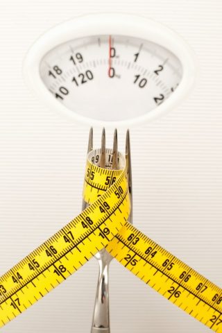 <p>Comunemente si pensa che eliminando completamente dalla <b>dieta</b> i grassi e i carboidrati si perderà il tessuto adiposo. Certo, non si può negarlo. Però se si assumono solo le <b>proteine</b>, l’organismo dovrà necessariamente utilizzare le <b>riserve di glucosio</b> contenute nel fegato e nei muscoli.</p><p>In altri termini, l'esclusiva introduzione di proteine non assicura un vero <b>nutrimento</b> poiché l’organismo, "bisognoso" di glucosio per motivi funzionali, prima o poi andrà a demolire le fonti energetiche di glicogeno e lipidi, contenute nei tessuti muscolari e nel <b>fegato</b>.</p><p>Il primo danno consiste quindi proprio nell’utilizzo di questa riserva energetica, che è predisposta fisiologicamente a non essere intaccata. Una volta che è stata usata, deve essere integrata perché è proprio l’<b>organismo</b> che lo richiede.</p><p>E così si sarà tentati a mangiare di più...</p>