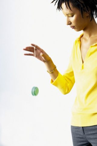 <p>Proprio perché la riserva energetica deve essere continuamente "riempita", è impossibile resistere a lungo nell'osservare una <b>dieta iperproteica</b>, completamente priva di carboidrati. Prima o poi si sentirà il bisogno di tornare a mangiare zuccheri e carboidrati: appena lo si farà, si recupereranno i chili presi.</p><p> È il <b>metabolismo</b> stesso che viene alterato, comportando la <b><a href="https://www.donnamoderna.com/salute/dieta-obiettivi/foto-5" target="_self">sindrome dello yo-yo</a></b>.<br /> Smettendo di assumere carboidrati è come se venisse inviato al cervello un messaggio di dover integrare le riserve energetiche, non appena queste riprenderanno a essere riempite. Il risultato? L’<b>accumulo</b> e la ripresa di chili in eccesso.</p><p>Ecco spiegato il motivo per cui seguendo un <b>regime iperproteico</b>, inizialmente il corpo riesce a funzionare utilizzando le riserve energetiche, ma poi necessiterà di integrazione. </p>