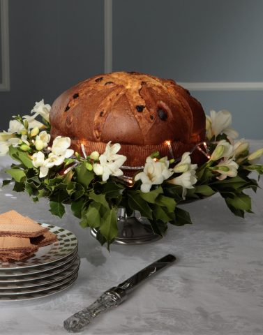 <p><b>GHIRLANDE A TAVOLA</b></p><p><b></b></p><p>Per impreziosire la tavola delle feste crea un <b>centrotavola fai da te</b> utilizzando un ramo sempreverde, per esempio di <b>agrifoglio</b>, da intrecciare intorno a un'alzata, dove posizionerai il dolce. Puoi inserire nell'intreccio un tocco di <b>colore</b> utilizzando tante bacche oppure piccole delicatissime <b>rose fresche</b>.</p>