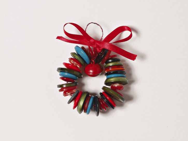 <p><b>PICCOLE GHIRLANDE DI BOTTONI: COME FARE</b></p><p> </p><p>Incrocia al centro due segmenti di <b>filo di ferro</b> di 50 cm l'uno, avvolgi la parte di contatto per 4 cm, quindi infila il primo bottone. Prosegui inserendo in sequenza i bottoni, alternandoli per <b>grandezza</b> e colore.</p>