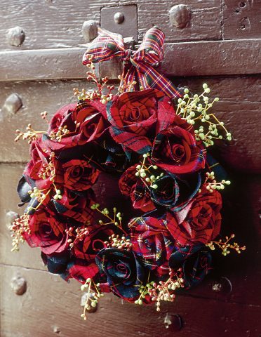<p><b>GHIRLANDA DI STOFFA CON LE ROSE</b></p><p> </p><p>Ti <b>occorrono</b>: tessuto scozzese a base rossa e a base verde cm 35 x 45 ciascuno, colla vinilica e pistola a caldo, pennello piccolo a punta piatta, ghirlanda di salice di cm 20 di diametro, forbici piccole, ciotola di vetro. Porta sul tessuto in sbieco le <b>sagome</b> dei petali e del centro del fiore, poi ritaglia 4 petali piccoli, 3 medi e 4 grandi e una striscia per il cuore della rosa. Incidi la base di ogni petalo con un <b>taglio</b>, di modo che risulti poi facile piegare il petalo. Stendi la colla leggermente diluita sul retro dei petali quindi sovrapponi le due linguette della base come per fare una pince. Procedi in questo modo per tutti i petali. Stendi la <b>colla</b> anche sulla striscia: arrotolala su se stessa in modo da ottenere il <b>cuore</b> della rosa e incolla con la colla a caldo i petali aumentando di dimensioni mano mano che procedi verso l'esterno. Modella i petali <b>con le mani</b> e conferisci loro una posa naturale prima che la colla si asciughi del tutto. Realizza in questo modo circa 20 rose verdi e rosse. Infine <b>incolla</b> le rose alla ghirlanda, creando <b>armonia</b> tra dimensioni e colori.</p>