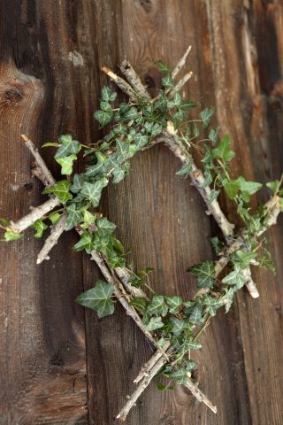 <p><b>GHIRLANDA SULLA PORTA</b></p><p> </p><p>Di buon auspicio, l'<b>edera</b> indica legame fedele e amicizia. Crea una <b>decorazione</b> originale per la porta unendo dei rami a forma di rombo, da ricoprire con tralci d'edera e, se desideri, qualche fiocco di <b>raso rosso</b>.</p>