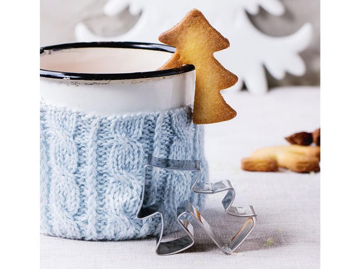 <p> <b>TAZZA ROMANTICA</b><br />Se ami il lavoro a maglia o l'<a href="https://www.donnamoderna.com/tag/uncinetto" target="_self"><b>uncinetto</b></a> puoi cogliere l'occasione per confezionare un <b>copritazza</b> colorato: il modo facile per personalizzare un servizio di tazze o l'idea per un piccolo <b>regalo </b>originale. I ferri non sono la tua passione? Gioca d'astuzia tagliando un <b>vecchio maglione</b>: puoi unire i pezzi grazie a una semplice cucitura con un filo di lana dal colore sgargiante.</p>