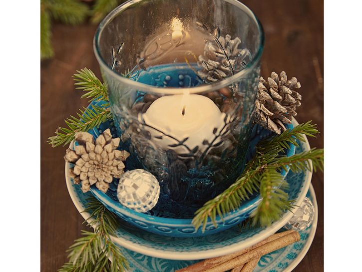 <p> <b>CENTROTAVOLA VINTAGE</b><br />Un semplice bicchiere in vetro, dove inserire una candela scaldavivande, <b>pigne</b> e rametti di pino o agrifoglio: ecco un <b>centrotavola fai da te</b> facile, capace di scaldare subito l'atmosfera con allegria. Il dettaglio che fa la differenza? Le stoviglie <a href="https://www.donnamoderna.com/casa/arredamento/idee-fai-da-te-arredamento-stile-vintage" target="_self"><b>vintage</b></a> usate come base, che evocano storie d'altri tempi e hanno il fascino di un'eleganza antica.</p>