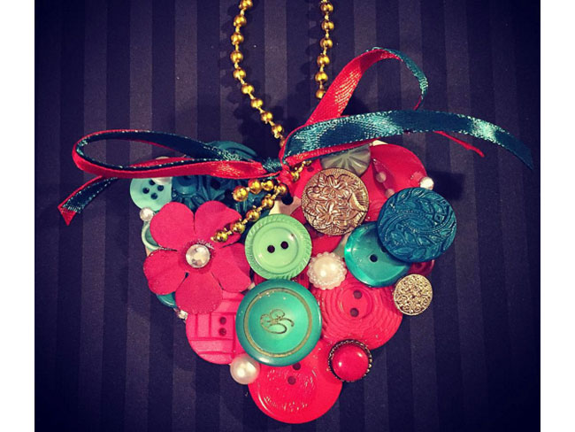 <p> <b>CUORE DI RICICLO</b><br />Ecco l'idea per un <a href="https://www.donnamoderna.com/mamme/regali-natale/lavoretti-fai-da-te-facili" target="_self"><b>lavoretto</b></a> ideale anche per i <b>bambini</b>. Ritaglia la sagoma di un <b>cuore</b> nel cartoncino e divertiti a ricoprirla con <b>bottoni</b>, zuccherini, stress. Realizza tante sagome diverse e appendili all'<b>albero di Natale</b>, saranno un addobbo dall'anima eco, decisamente originale.</p>