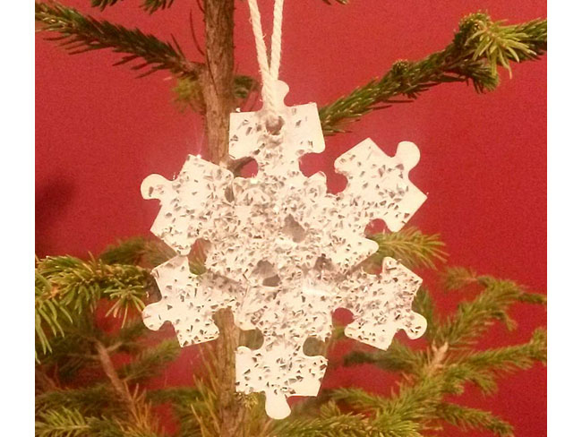 <p> <b>ALBERO DI NATALE… CREATIVO!</b><br />Il vecchio puzzle ha perso qualche pezzo? Usa i rimanenti per dare vita a un <b>addobbo low cost</b> per un <b>albero di Natale</b> all'insegna della creatività.</p>