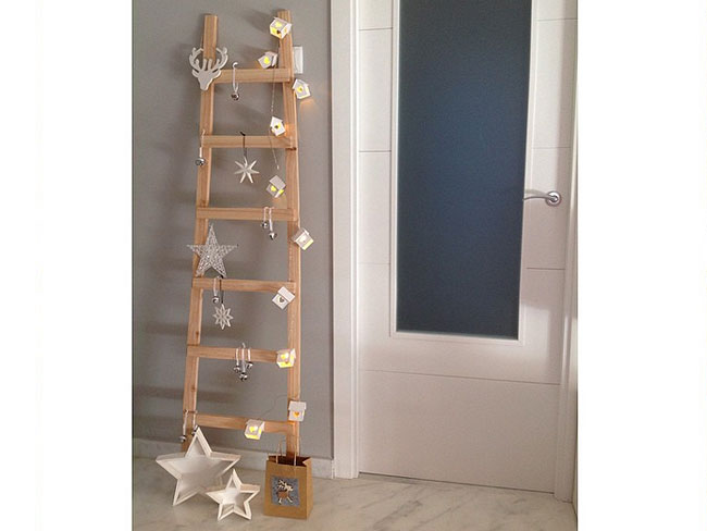<p> <b>DECORAZIONI ORIGINALI</b><br />La scala di legno addobbata con le <b>luci delle feste</b> e tante <b>stelle</b> ritagliate in cartoncino diventa un elemento d'arredo, utile per appendere gli asciugamani in bagno o… al posto dell<a href="https://www.donnamoderna.com/casa/natale-fai-da-te/20-idee-creative-addobbare-albero-di-natale-low-cost" target="_self">'<b>albero di Natale</b></a>!</p>
