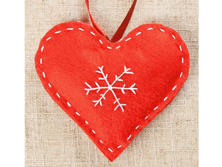 <p> <b>IDEE IN FELTRO</b><br />Sai lavorare il <a href="https://www.donnamoderna.com/mamme/regali-natale/lavoretti-fai-da-te-facili/photo/Decorazioni-di-Natale-con-il-feltro" target="_self"><b>feltro</b></a>? Crea oggetti da appendere scegliendo sagome diverse, semplici ma d'effetto: stelle, <b>cuori</b>, luna per l'<b>albero di Natale</b> e le ghirlande, o come decorazione dei pacchi regalo.</p>