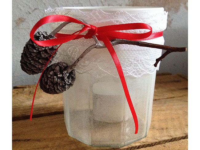 <p> <b>CANDELA DECORATIVA</b><br />Il vasetto della marmellata? Dopo averlo lavato e asciugato, ricopri il bordo con un <b>pizzo</b> da fissare con un <b>nastro di raso</b> rosso. In alternativa, rivesti la superficie interna con il tulle del tipo usato per le bomboniere e ricopri con colla vinilica diluita con un cucchiaio d'acqua per un <b>découpage</b> d'effetto.</p>