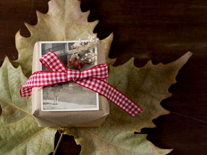 <p> <b>DECORARE CON LE FOTO</b><br />Un <b>regalo</b> prezioso anche nel pacchetto: per realizzarlo ti servono carta da pacchi, nastro colorato e una <b>vecchia foto di famiglia</b>, o recuperata nei mercatini, per abbracciare chi ami attraverso il tempo e lo spazio.</p>